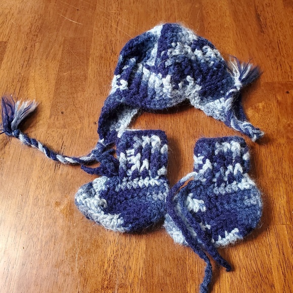 0-6 Month - Handmade Hat and Booties - Blue - Picture 1 of 4